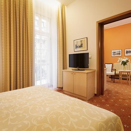 Venus Hotel การ์โลวีวารี ภายนอก รูปภาพ
